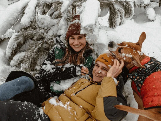 Winter_fun_couple_with_dog_in_snow